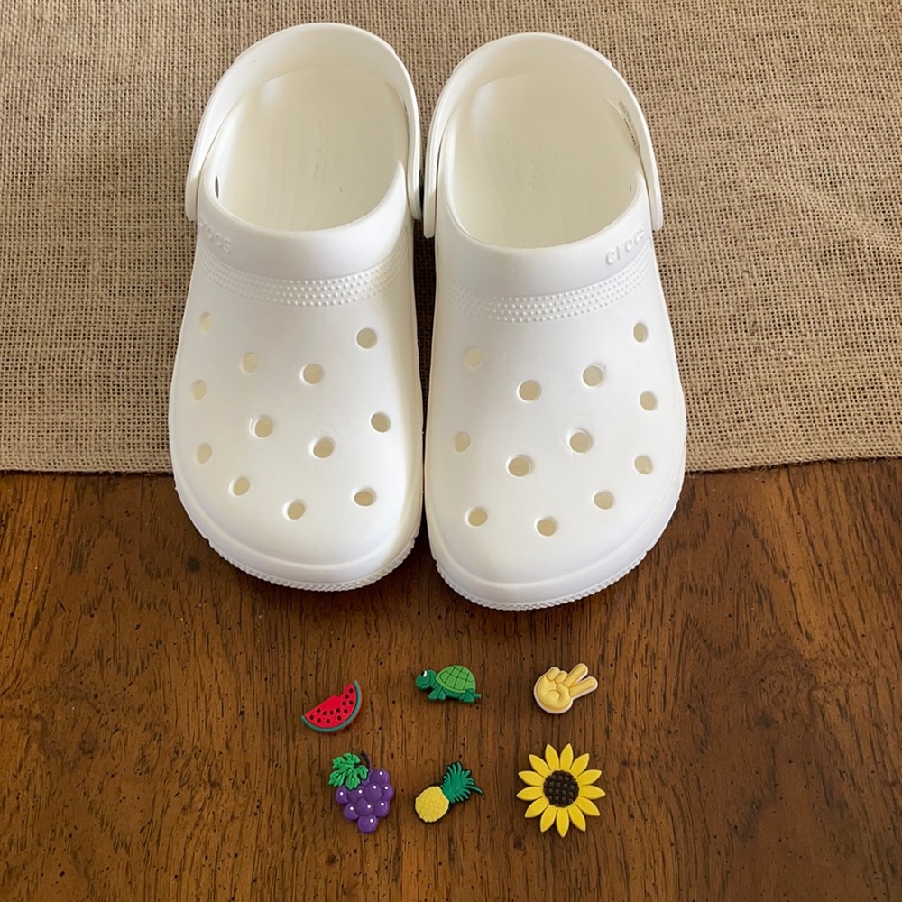White Crocs size Men 6 Women 8 with 6 giblets